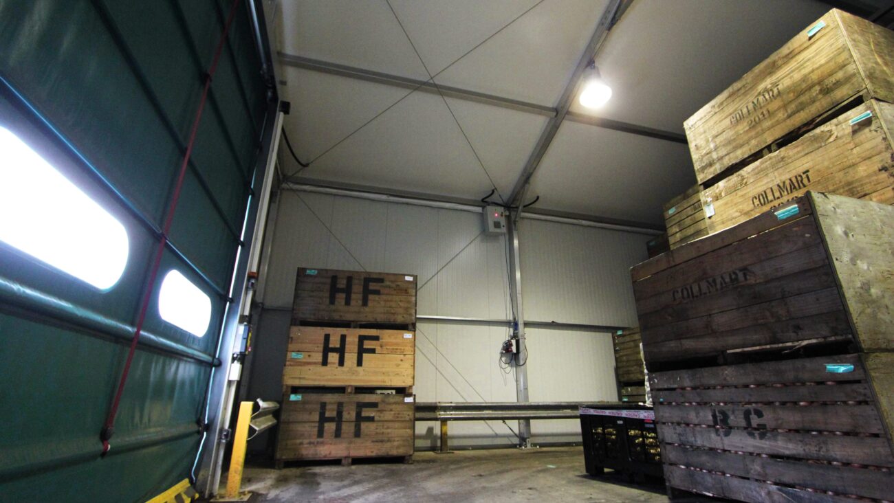 Insulated temporary warehouse for fresh food