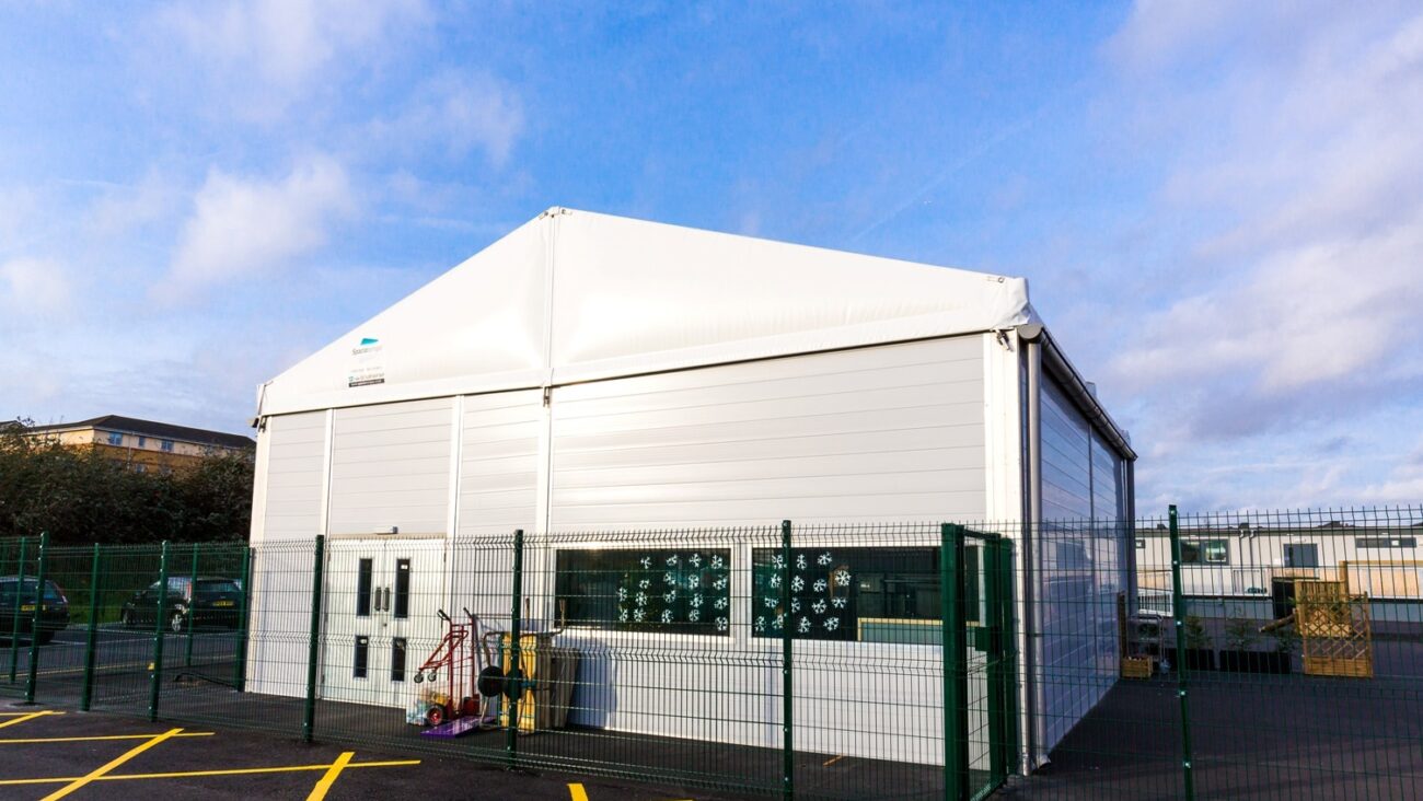 Temporary classroom building to combat the RAAC crisis UK